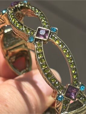 Beautiful Heidi Daus hinged crystal gold tone bracelet cuff